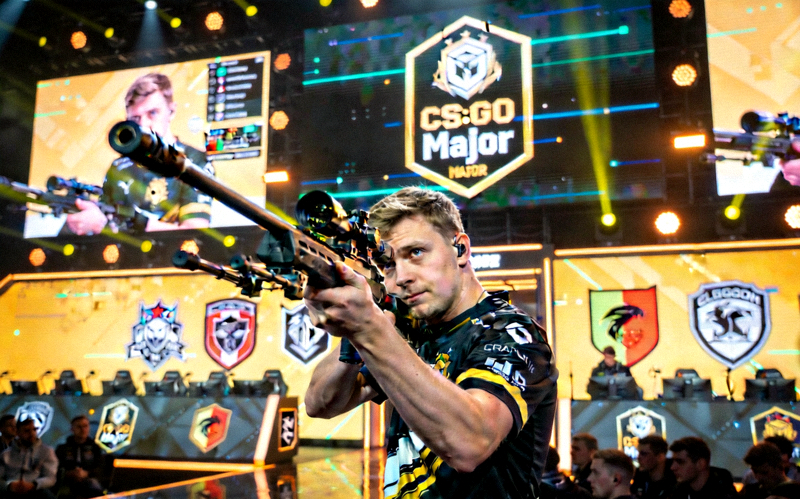 s1mple选手在CS:GO Major赛事中完成精彩狙击的瞬间